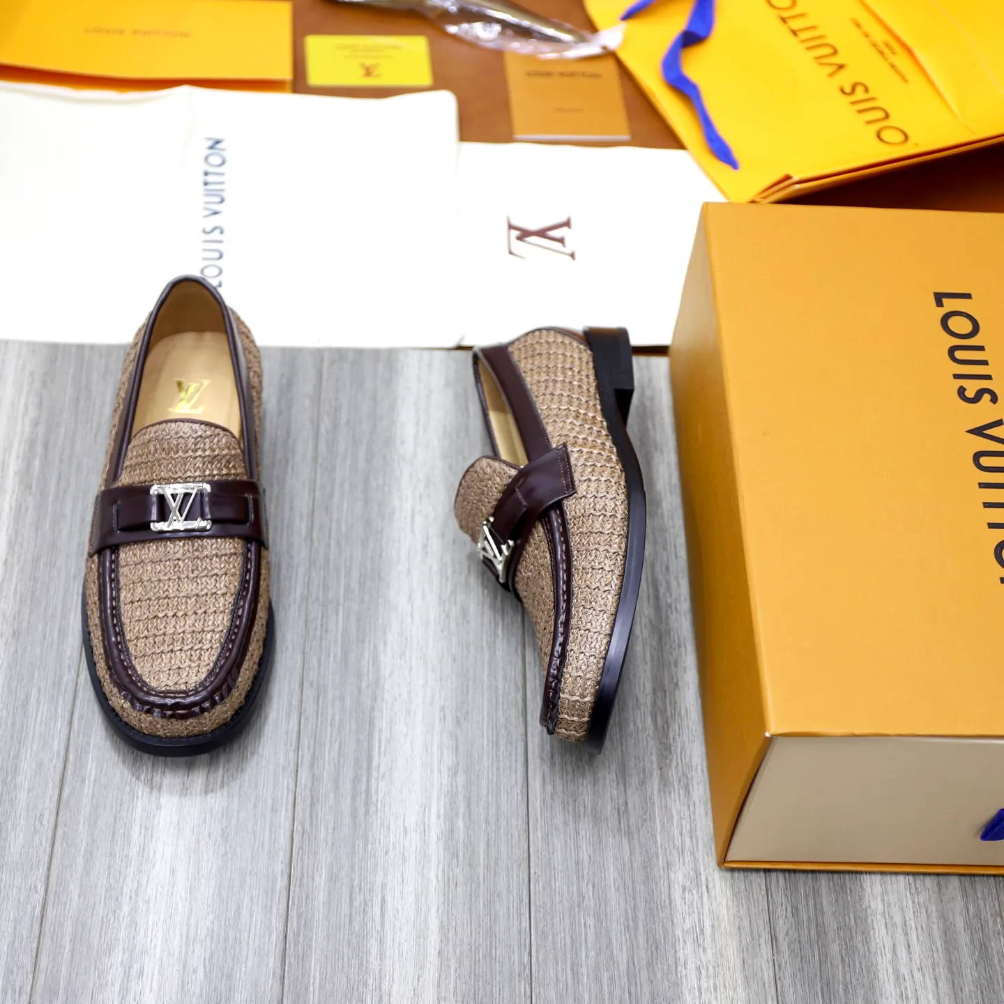 Men's shoes 💰: 💰900LV Louis Vuitton slip-on loafers, top quality products produced in Dongguan, ready for sale! This LV Glove loafer is made of selected soft cowhide, with a slightly wrinkled leather surface and a very high-end texture. Each pair is unique. The leather surface is light and soft, with a fine texture and good luster. It is a classic loafer style, with exquisite handmade mark stitching on the toe, and a square toe configuration to highlight the classic style. The horizontal band has hot-printed LV three-dimensional letters, semi-solid handcrafts and a genuine leather outsole, and a rubber patch on the heel to create wear-resistant performance and comfort. One of the must-have loafers for men! Comes with full original packaging! Code number: 38-39-40-41-42-43-44 (38, 45, 46 customized) standard leather shoe code